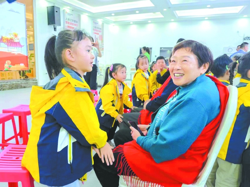 小朋友到社区综合为老服务中心看望老人。